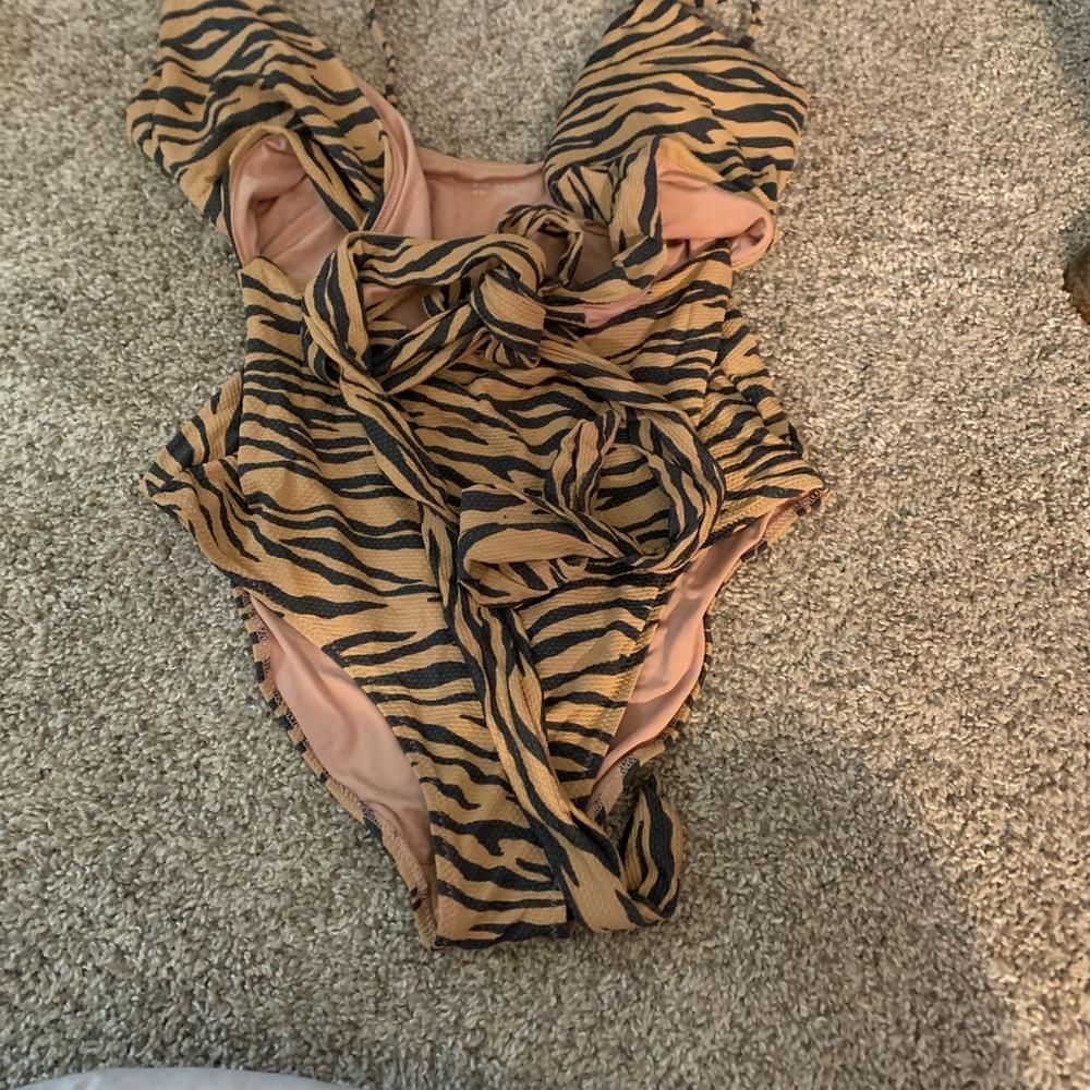 Like new Aerie tie front one piece swimsuit with removable padding
